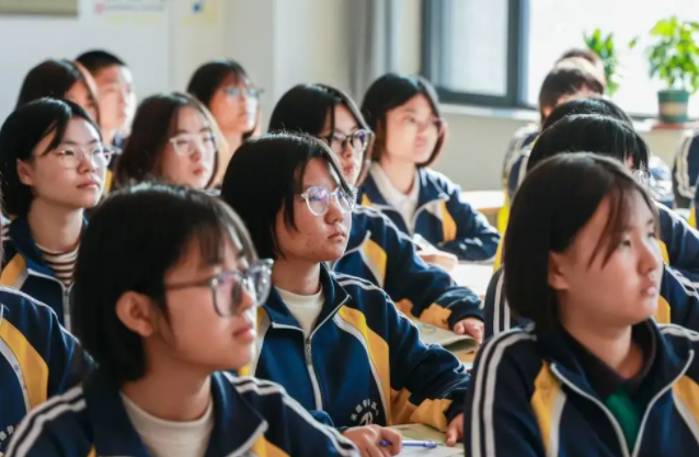 努力模拟教师的启发式教育引导学生参与推理考虑和验证